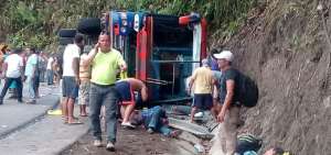 El automotor qued&oacute; a un costado de la carretera.