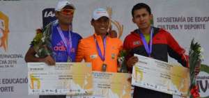 El marchista cuencano subi&oacute; al podio con los mexicanos Omar Cepeda (izq.) y Jorge Alejandro Mart&iacute;nez (der.). Chocho gan&oacute; $ 5.000 por el primer lugar.