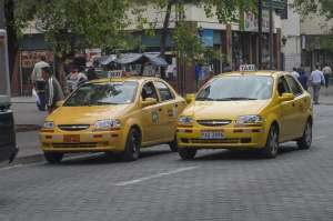 Los usuarios pueden denunciar a una l&iacute;nea gratuita en caso de que los choferes no usen el tax&iacute;metro. Foto: Fernando Sandoval / El Tel&eacute;grafo 