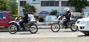 Durante toque de queda detienen a motorizados