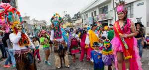 Las representaciones de personajes folcl&oacute;ricos de la Sierra Centro abundaron en el desfile. Una de ellas eran los danzantes, caracter&iacute;sticos de Pujil&iacute;.
