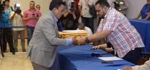 Representantes del movimiento Democracia S&iacute; en la entrega de documentos paras inscribir a sus candidatos a la provincia del Guayas. 