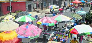 Los vendedores aseguran que los precios econ&oacute;micos son el principal atractivo del lugar. Comerciantes de la Bah&iacute;a tambi&eacute;n ofertan sus productos. Foto: Cortes&iacute;a ULVR