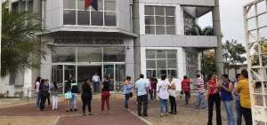 Funcionarios evacuaron el edificio de la Senae en Manta. 