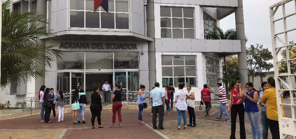Funcionarios evacuaron el edificio de la Senae en Manta. 