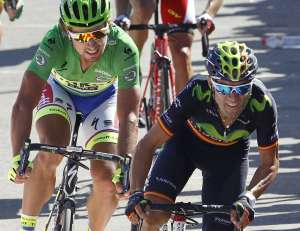Valverde demostr&oacute; su experiencia al permitir en los &uacute;ltimos metros un ataque del irland&eacute;s Nicolas Roche. Foto: AFP
