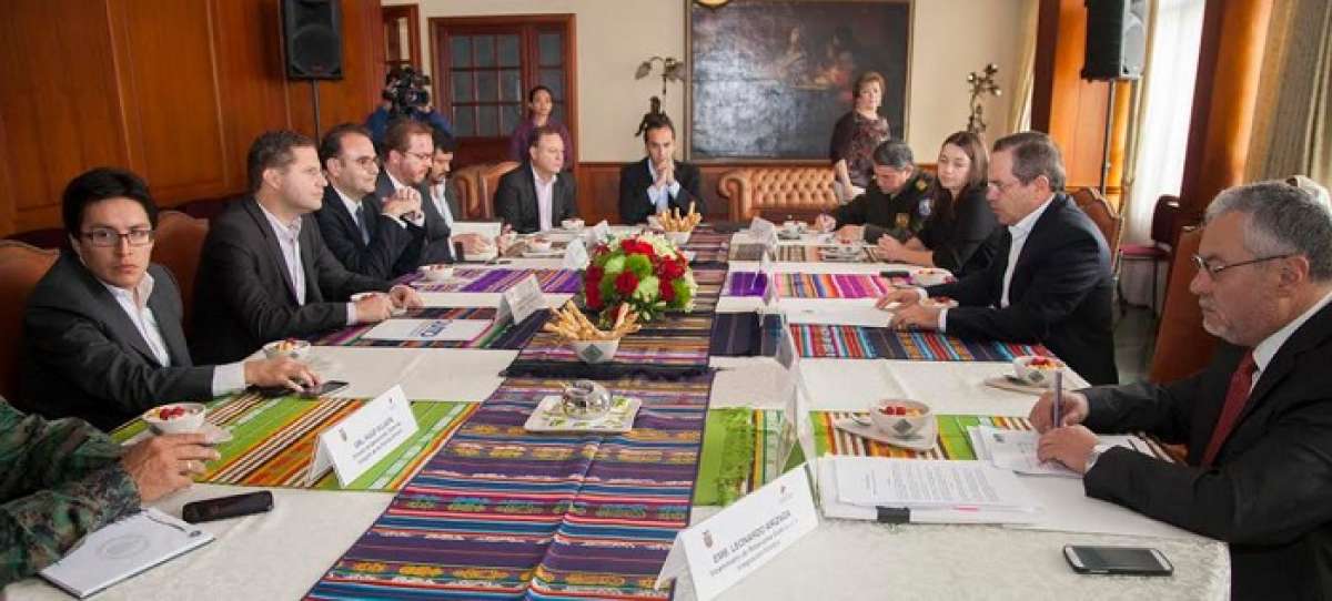 Autoridades del Ministerio de Relaciones de Exteriores y el Municipio de Quito afinan los detalles para la visita del papa Francisco. Foto: Canciller&iacute;a del Ecuador