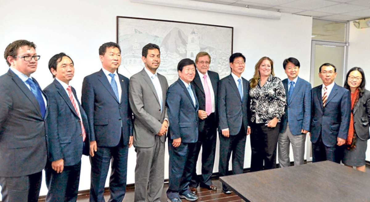 Los miembros del Foro fueron recibidos en Quito la semana pasada por el ministro de Industrias, Eduardo Egas. Foto: cortes&iacute;a