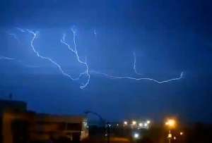 La impresionante tormenta fue captada por la cámara de video.