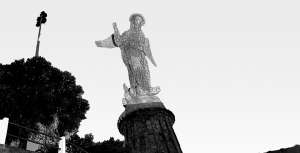 La Virgen del Panecillo se ha iluminado para transmitir un mensaje de esperanza en estos tiempos dif&iacute;ciles por la pandemia que azota a la humanidad.
