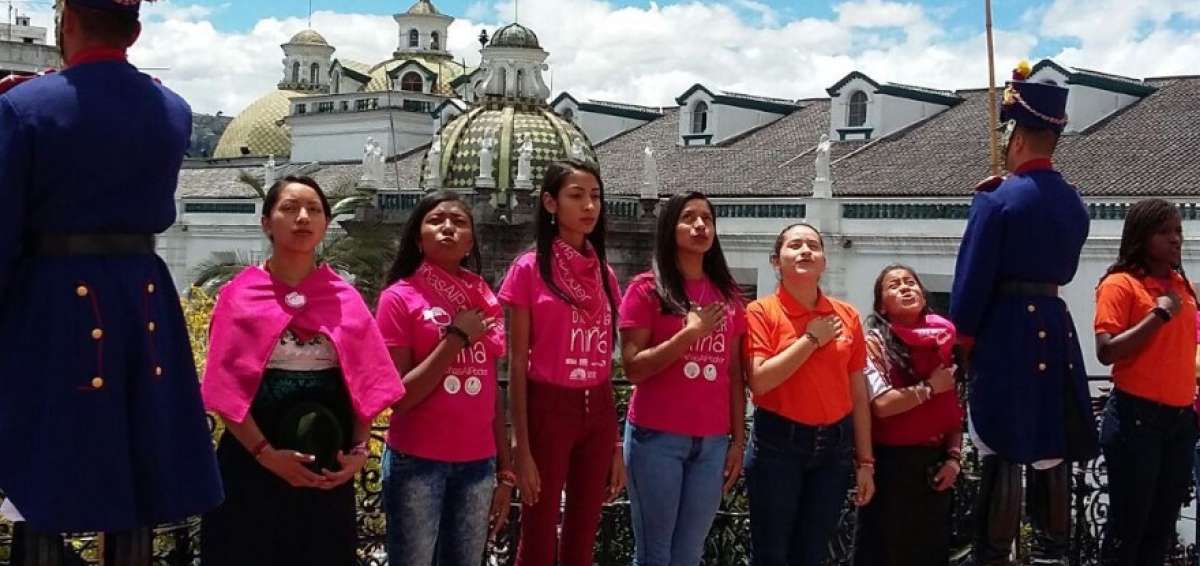Len&iacute;n Moreno rindi&oacute; homenaje a las ni&ntilde;as en el Cambio de Guardia