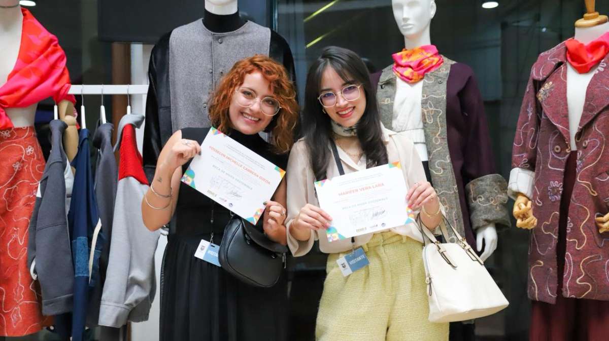 Las becas se otorgaron a j&oacute;venes que participaron en el desfile 'Esto es Ecuador', realizado en agosto de 2025.