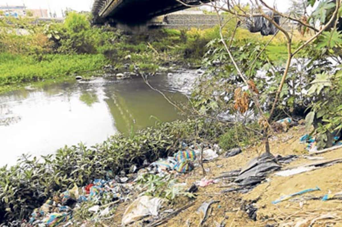 En el sector de Picoaz&aacute; se puede notar gran cantidad de basura en las orillas del r&iacute;o Portoviejo. Foto: Rodolfo P&aacute;rraga.