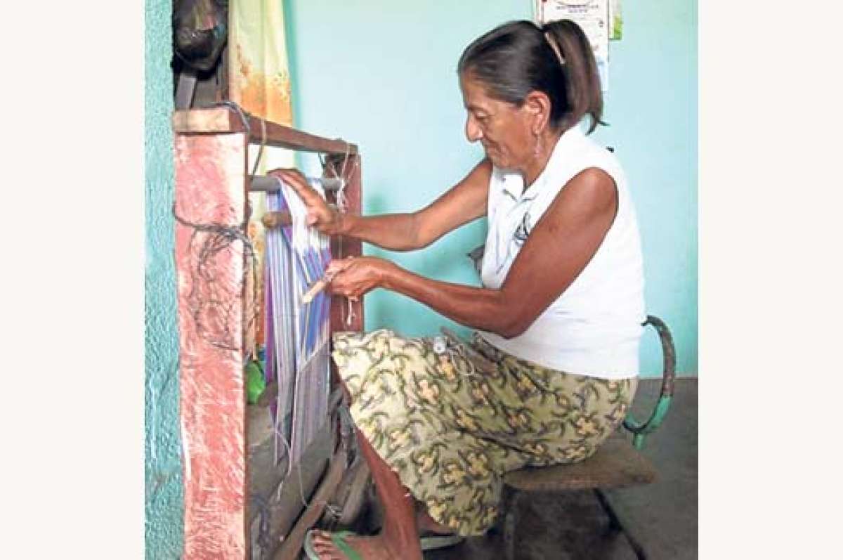 La tejedora de Tugaduaja ha realizado varios talleres y charlas para difundir su trabajo. Foto: Cortes&iacute;a S&Uacute;MA