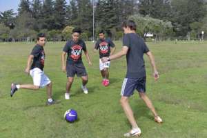 El equipo FC Troopers Boys entrena antes de la gran final del campeonato que se disputar&aacute; ma&ntilde;ana en la Plaza de Toros Quito. Foto: Miguel Jim&eacute;nez