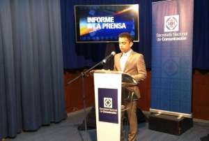 El vocero de la Secretar&iacute;a Nacional de Comunicaci&oacute;n, Stefano Iannuzzelli, durante la lectura del comunicado. Foto: SECOM
