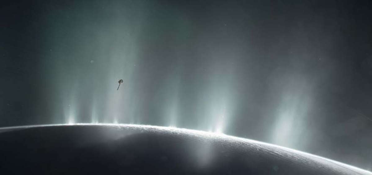 Una ilustraci&oacute;n de la NASa de la sonda Cassini sobrevolando Encelade, una de las lunas de Saturno.