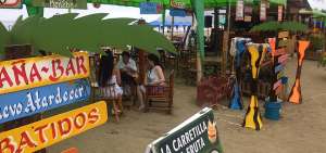 Turistas aseguran que los bares en la playa le dan matices vivos y resaltan la localidad.