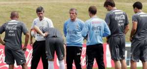 &Oacute;scar Tab&aacute;rez, director t&eacute;cnico de la selecci&oacute;n uruguaya, durante un di&aacute;logo con los jugadores en la &uacute;ltima convocatoria por Eliminatorias Sudamericanas. Foto: Internet