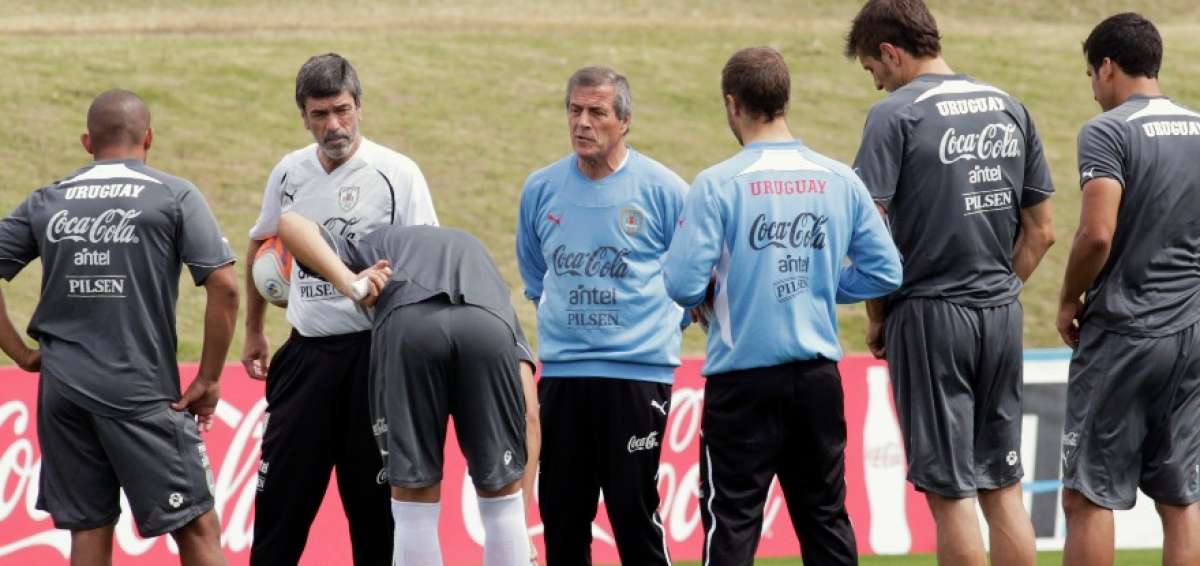 &Oacute;scar Tab&aacute;rez, director t&eacute;cnico de la selecci&oacute;n uruguaya, durante un di&aacute;logo con los jugadores en la &uacute;ltima convocatoria por Eliminatorias Sudamericanas. Foto: Internet