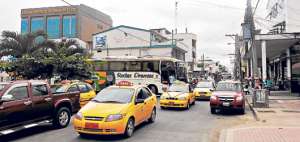 A la falta de parqueaderos en Machala se suma el problema del transporte interprovincial, que al no tener un terminal terrestre congestiona las calles c&eacute;ntricas. Foto: Fabricio Cruz/ El Telegrafo