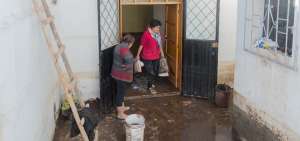 Marina Miranda continuaba, la ma&ntilde;ana de ayer, limpiando los efectos del colapso del colector en su vivienda.