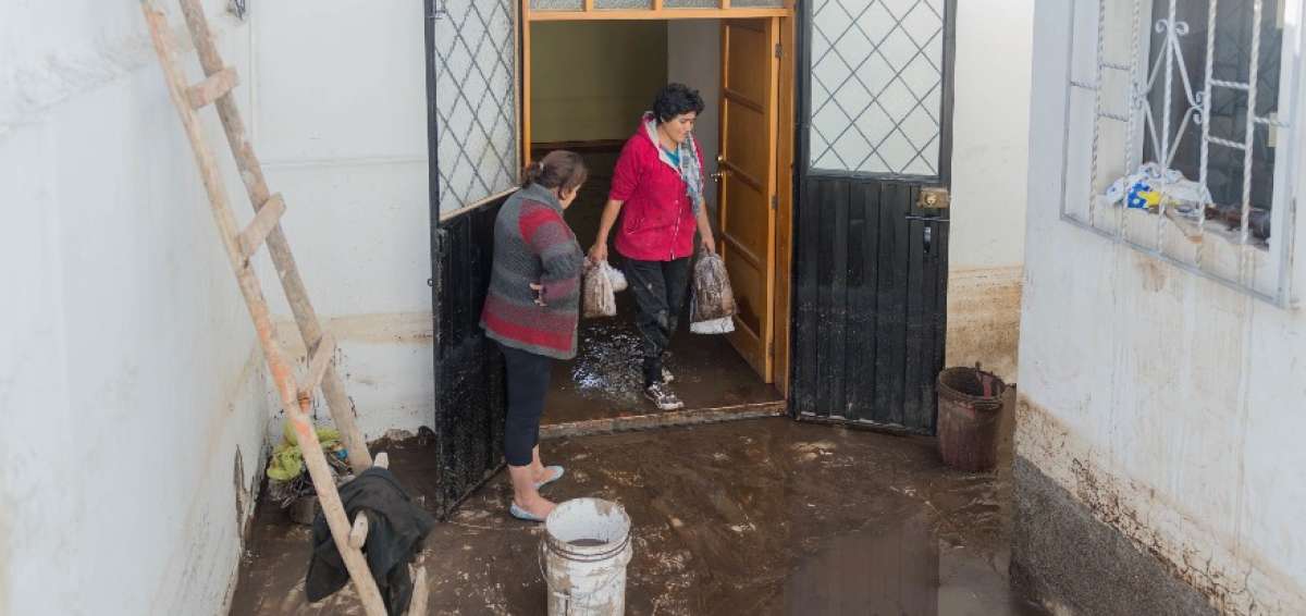Marina Miranda continuaba, la ma&ntilde;ana de ayer, limpiando los efectos del colapso del colector en su vivienda.