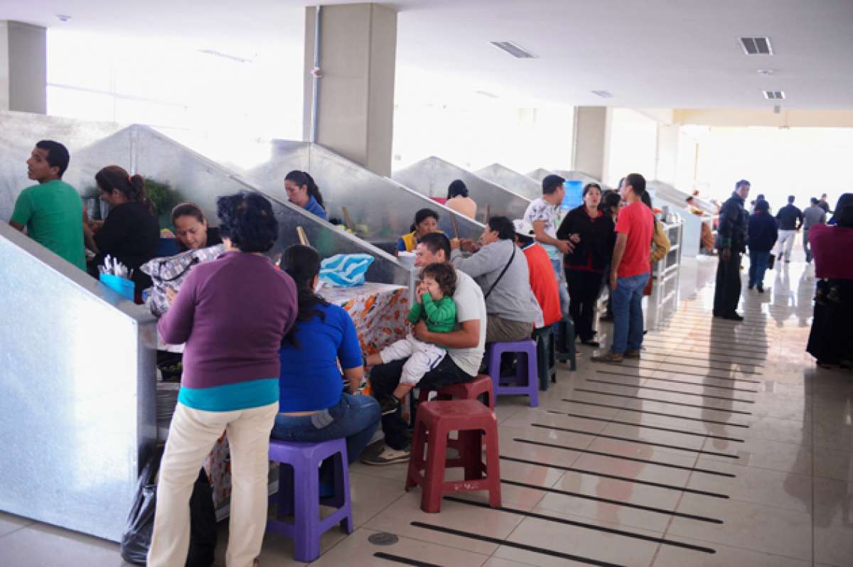 Los comerciantes reclaman que no haya puertas ni otras seguridades en sus puestos de trabajo. Foto: Daniel Molineros / El Tel&eacute;grafo