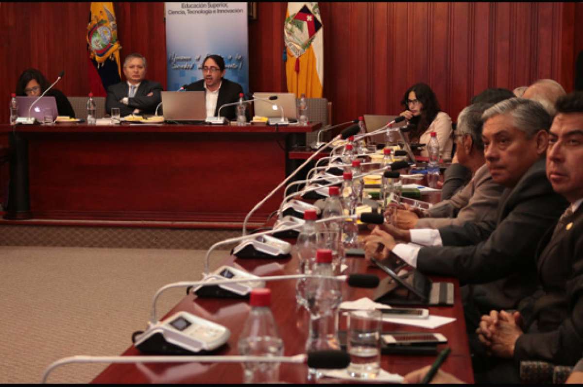 Ren&eacute; Ram&iacute;rez, titular de la Senescyt, explic&oacute; a las autoridades universitarias que el C&oacute;digo &lsquo;Ingenios&rsquo; impulsar&aacute; la generaci&oacute;n de productos con valor agregado. Foto: Antonio Machado / El Tel&eacute;grafo