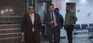 Esteban Barahona (centro), abogado de la esposa de Ramiro G., acudi&oacute; el viernes a la audiencia de formulaci&oacute;n de cargos. 