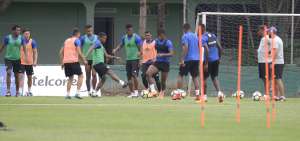 Los futbolistas de Emelec durante un entrenamiento en Los Samanes, previo a su partido de esta tarde contra Universidad Cat&oacute;lica en el Capwell.