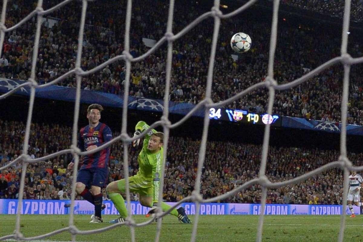 Messi en el momento en que &lsquo;sombrerea&rsquo; a Manuel Neuer y marca el segundo tanto del partido. Foto: AFP