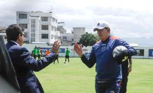 El presidente de Deportivo Quito, Joselito Cobo (izq.), saluda al t&eacute;cnico Carlos Sevilla a su arribo a Carcel&eacute;n. Foto:  &Aacute;lvaro P&eacute;rez / El Tel&eacute;grafo.