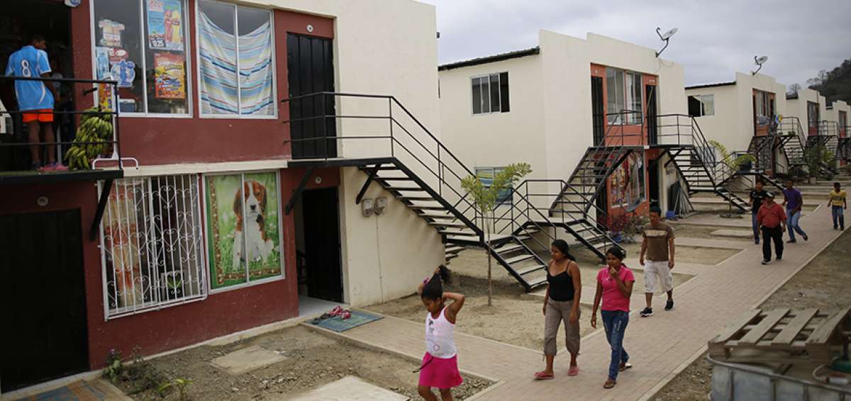 Las casas son bloques de 4 apartamentos cada uno. Las escaleras son exteriores de metal para reducir peso.