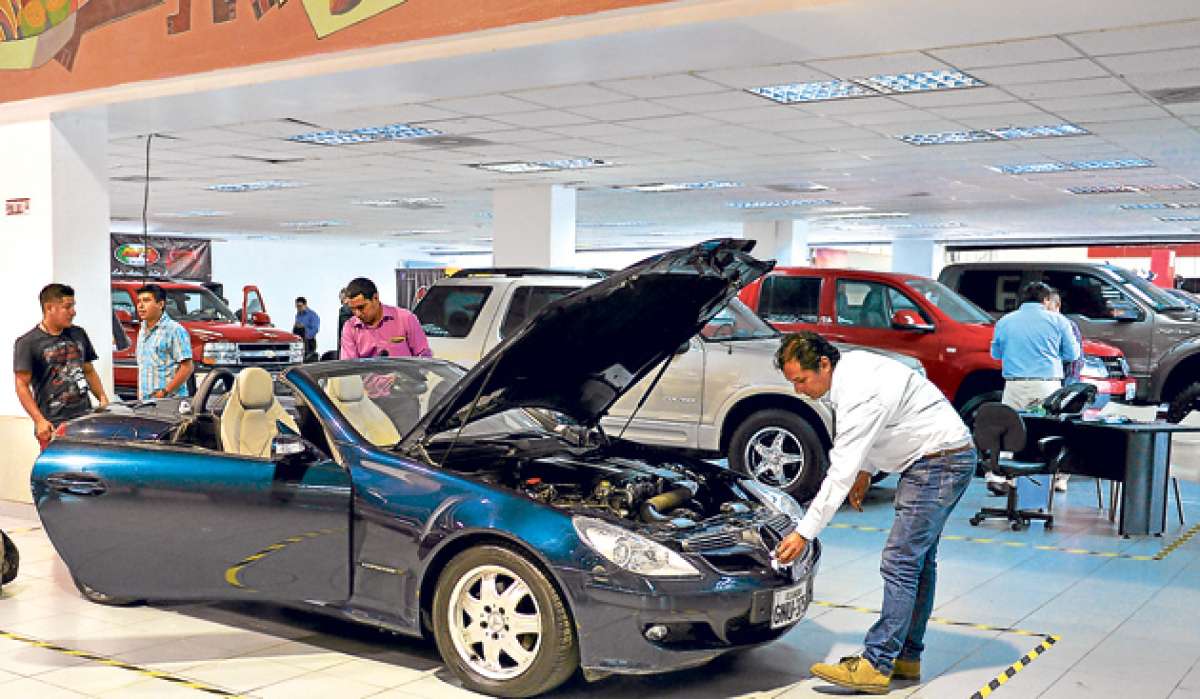 En la feria de autos usados que se desarrolla en el Centro de Convenciones de Guayaquil hay autom&oacute;viles como el Chevrolet Aveo o la Ford Explorer. Foto: Jos&eacute; Mor&aacute;n / El Tel&eacute;grafo