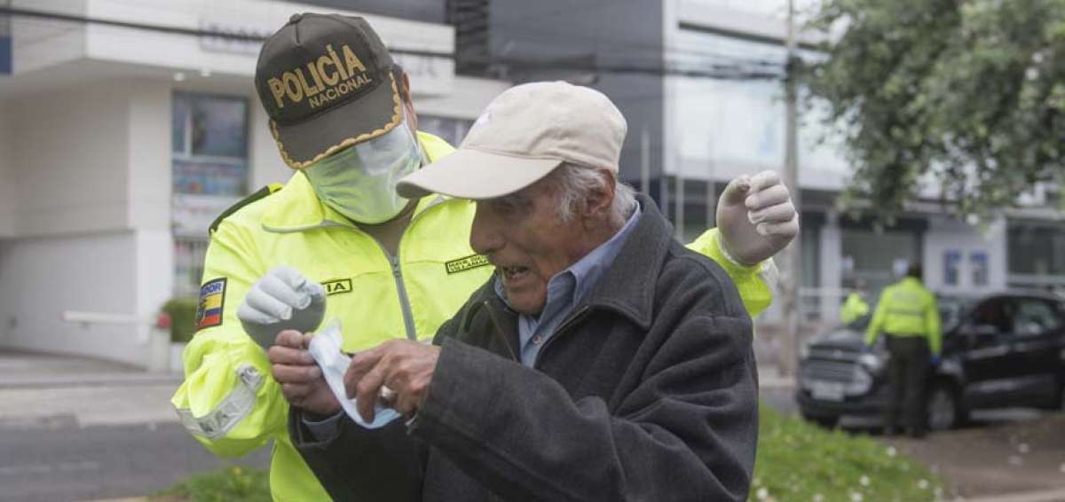 Tener un calzado para el trabajo y otro para la casa es una de las medidas que se pueden observar