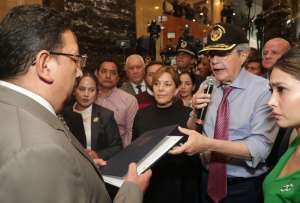 La propuesta de reforma fue entregada por el presidente Guillermo Lasso al titular de la Asamblea Nacional, Virgilio Saquicela.