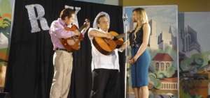Escena de la pel&iacute;cula durante una presentaci&oacute;n de Julio Jaramillo en la cl&aacute;sica Radio Cristal en Guayaquil, lugar fijo de los artistas nacionales. 