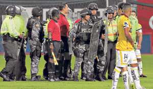 En el campeonato ecuatoriano 2014, Vinicio Espinel tuvo que ser escoltado por los polic&iacute;as, luego de un partido entre Independiente y Barcelona en Sangolqu&iacute;. Foto: Internet