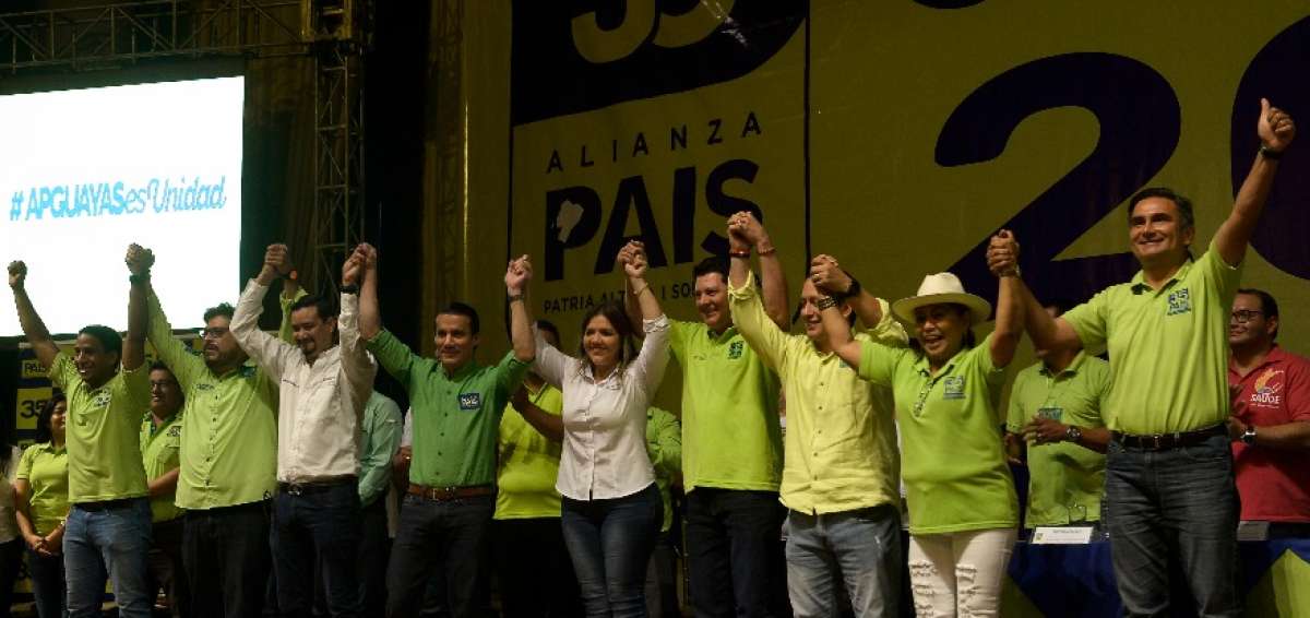 La vicepresidenta, Mar&iacute;a Alejandra Vicu&ntilde;a (centro), presenta a los nuevos delegados del partido en el Teatro Centro C&iacute;vico Eloy Alfaro, sur de Guayaquil.