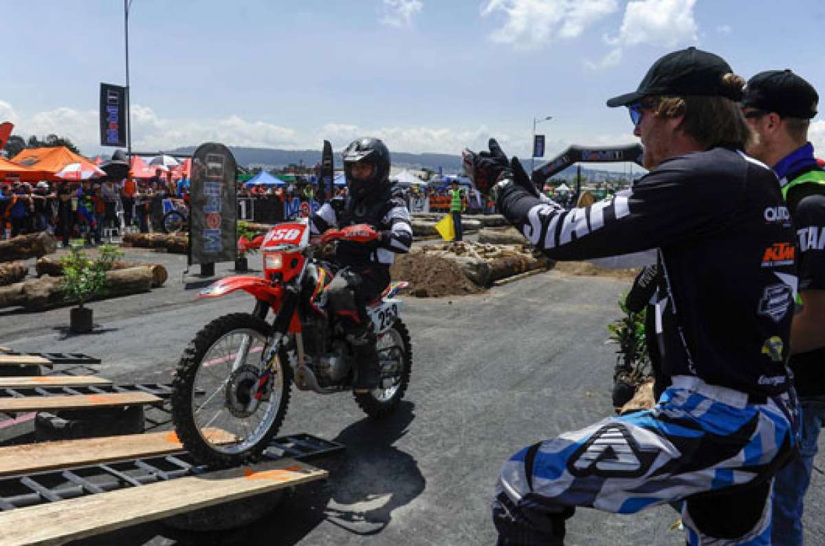 Los motociclistas debieron superar una serie de obst&aacute;culos que inclu&iacute;a rampas, troncos y rocas. El mejor tiempo partir&aacute; primero en la prueba de hoy. Foto: &Aacute;lvaro P&eacute;rez / El Tel&eacute;grafo