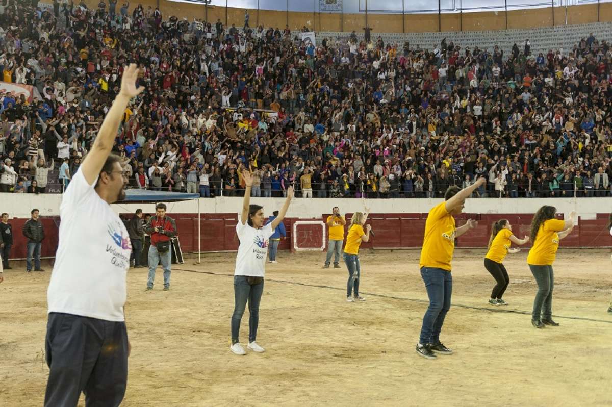 Cientos de j&oacute;venes acudieron a la convocatoria para ser colaboradores en la misa del Papa en Quito. Foto: Miguel Jim&eacute;nez / El Tel&eacute;grafo