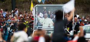 El Pont&iacute;fice recorri&oacute; en papam&oacute;vil y salud&oacute; a los fieles. Foto: John Guevara / El Tel&eacute;grafo 