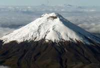 Sobrevuelo al Cotopaxi registra la emisión de una columna de gas