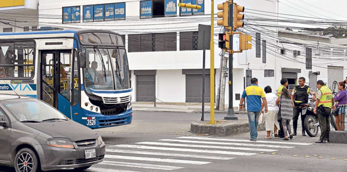 En los paraderos de la V&iacute;a a Daule ayer estuvieron agentes de la Polic&iacute;a Nacional. Foto: Jos&eacute; Mor&aacute;n / El Tel&eacute;grafo