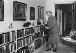 Agatha Christie en su casa de  Greenway, al sudoeste de Inglaterra, convertida ahora en un museo.
