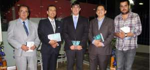 Luis &Aacute;lvarez, editor de la UPS; Luis Tobar, rector (e); Andr&eacute;s Bayolo, vicerrector Guayaquil; V&iacute;ctor Huilcapi, director de Ingenier&iacute;a Electr&oacute;nica, y Augusto Rodr&iacute;guez.
