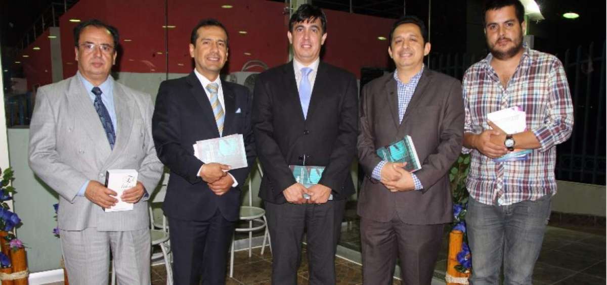 Luis &Aacute;lvarez, editor de la UPS; Luis Tobar, rector (e); Andr&eacute;s Bayolo, vicerrector Guayaquil; V&iacute;ctor Huilcapi, director de Ingenier&iacute;a Electr&oacute;nica, y Augusto Rodr&iacute;guez.