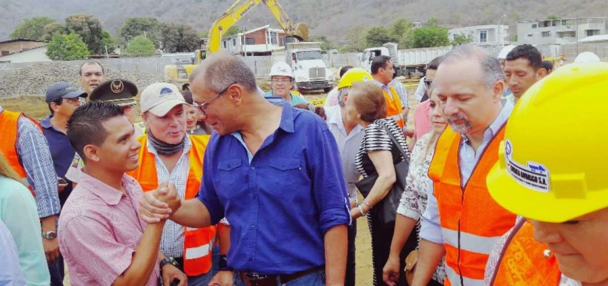 El vicepresidente Jorge Glas recorri&oacute; el terreno donde se construye la obra. 