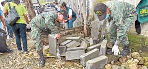 En la lotizaci&oacute;n 3 Hermanas, de Monte Sina&iacute; (Guayaquil), militares limpiaron los criaderos donde se reproducen los mosquitos causantes del chikungunya. Foto: William Orellana/El Tel&eacute;grafo